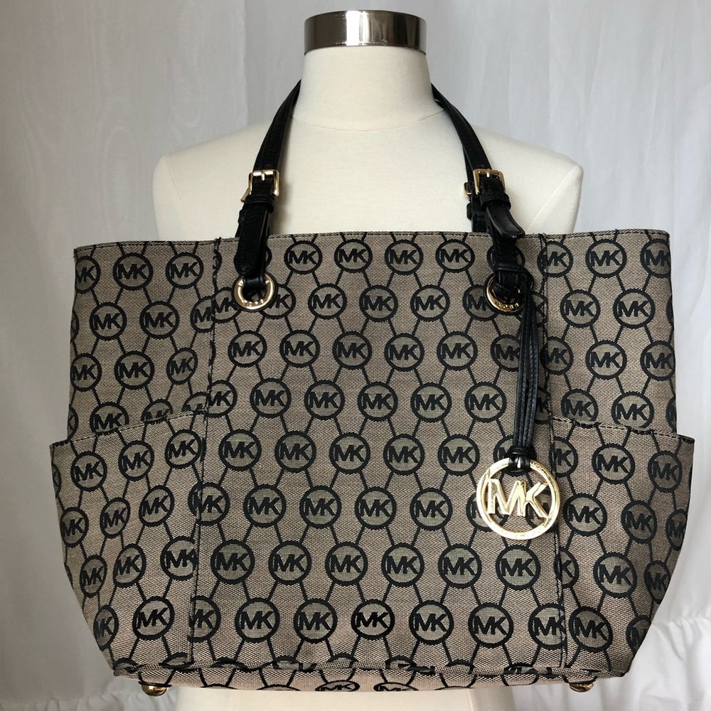 Michael Kors Monogram Bag in black and cream